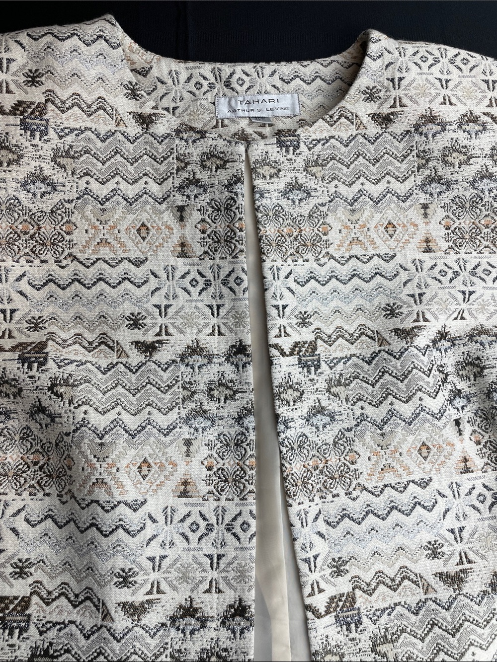Tahari Ivory Patterned Collarless Jacket silver thread shoulder pads 5268L185